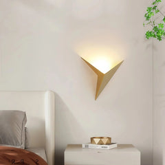 Aplique de pared moderno con diseño geométrico triangular LED para salón
