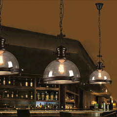 Lámpara colgante industrial negra con pantalla de vidrio en forma de campana para comedor