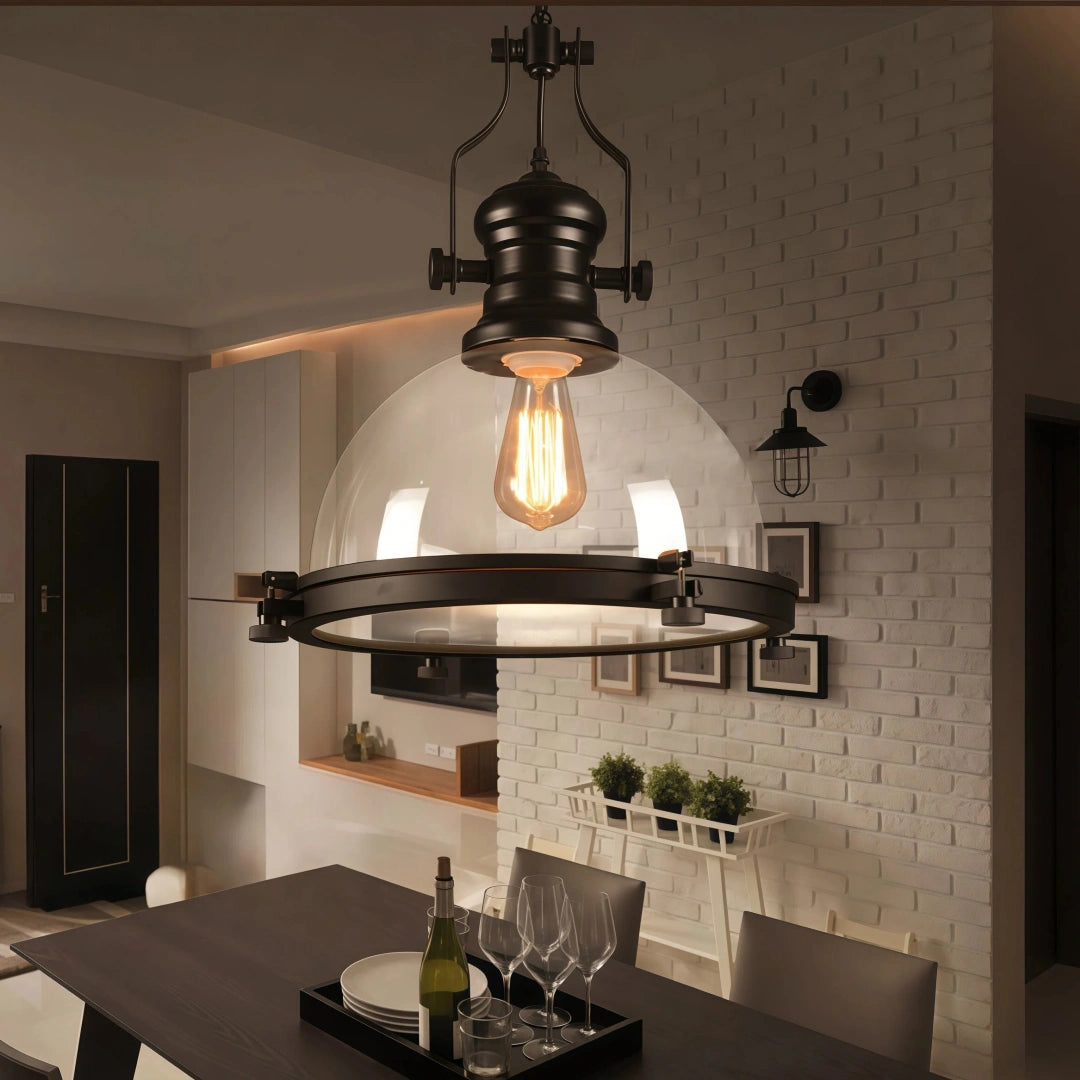 Lámpara colgante industrial negra con pantalla de vidrio en forma de campana para comedor