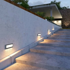 Baliza LED exterior IP65 de metal rectangular moderna para escalera