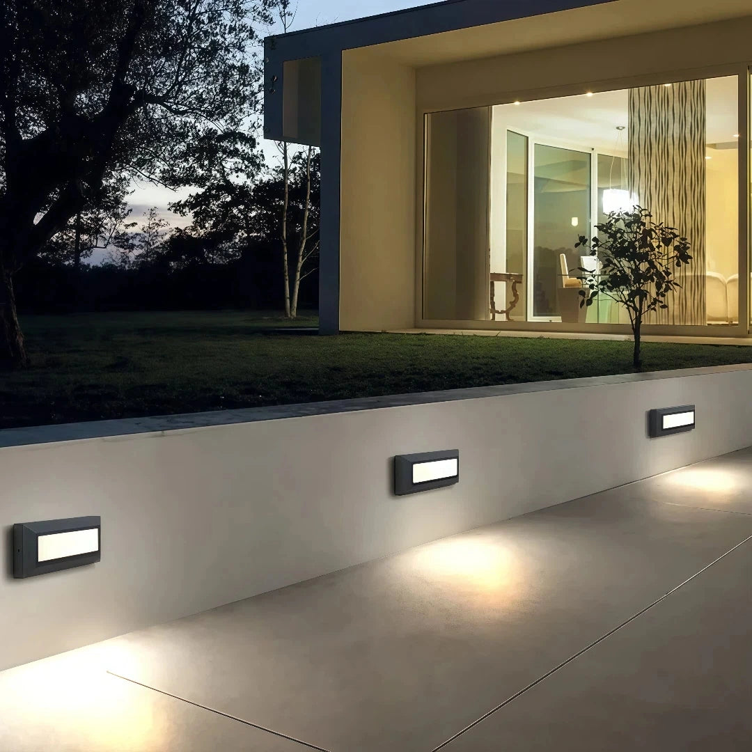 Aplique rectangular exterior IP65 con sensor para zonas de paso