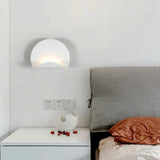 Aplique de pared blanco LED redondo y curvado de diseño moderno para dormitorio