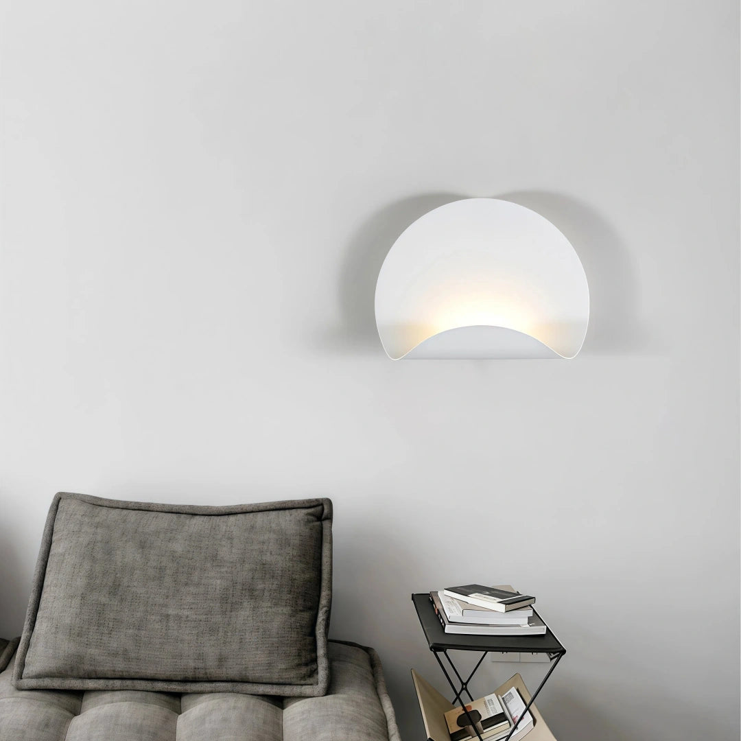 Aplique de pared blanco LED redondo y curvado de diseño moderno para dormitorio