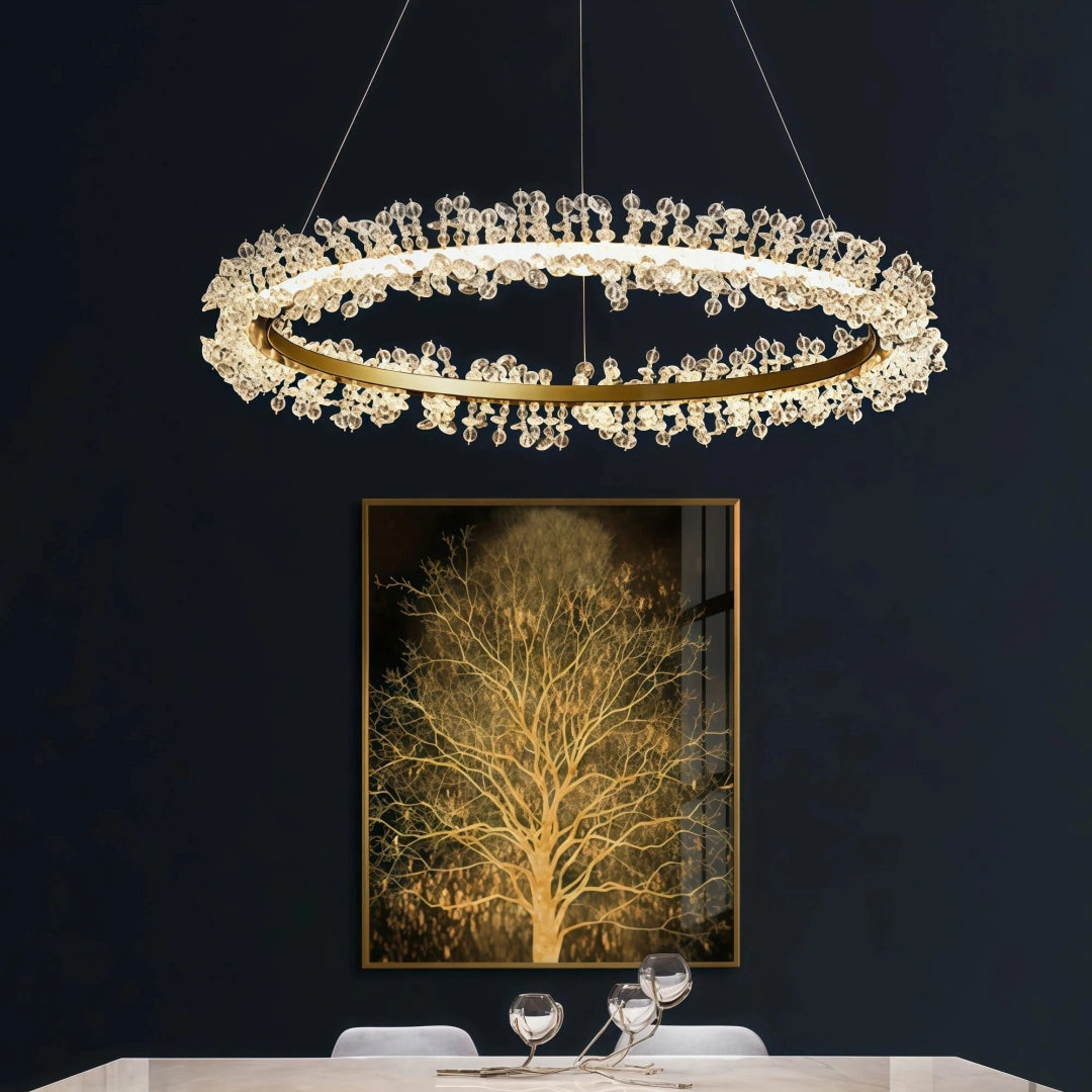 Lámpara colgante de cristal LED dorada con diseño de anillos elegante