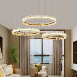 Lámpara colgante de cristal LED dorada con diseño de anillos elegante