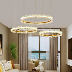 Lámpara colgante de cristal LED dorada con diseño de anillos elegante