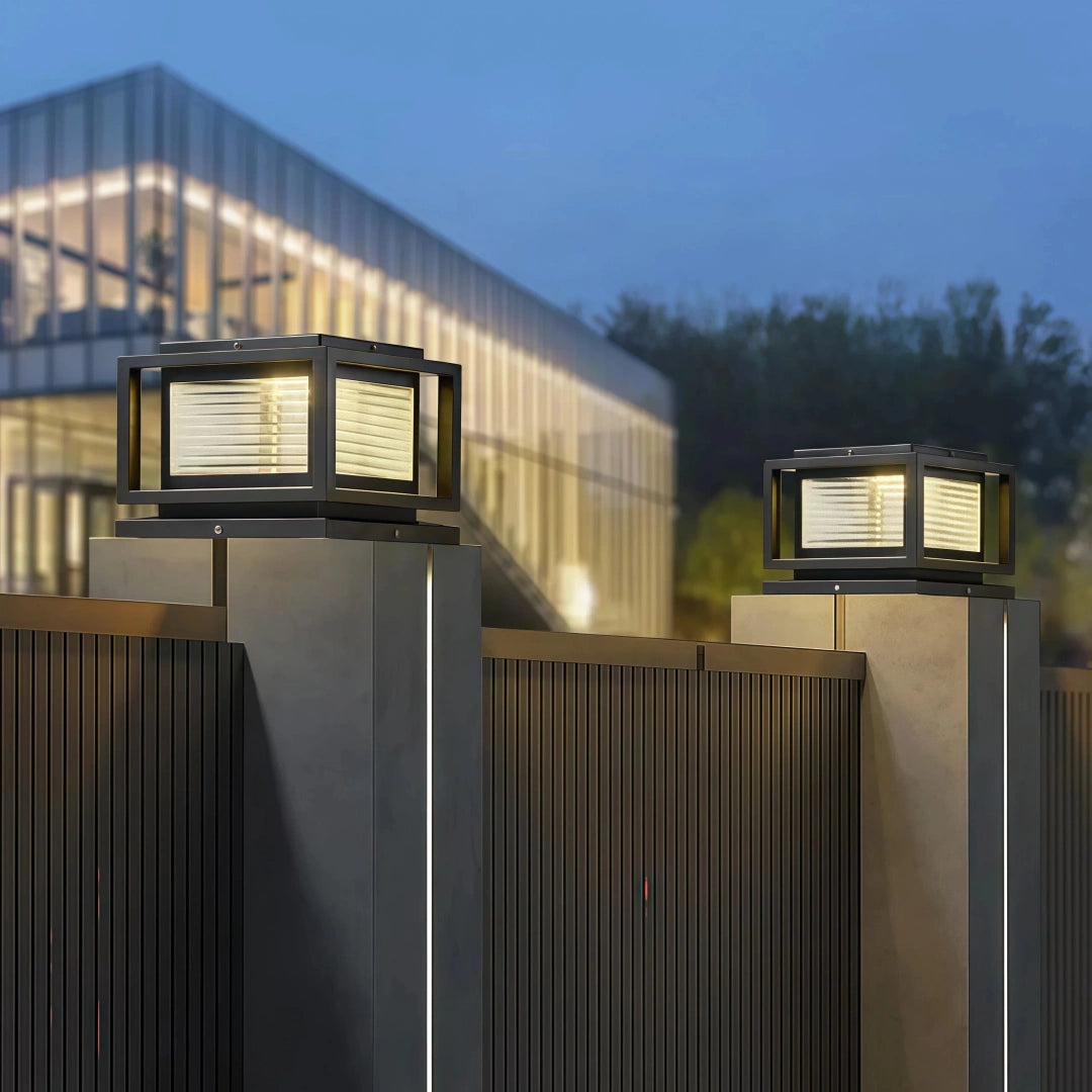 Baliza sobremuro exterior LED IP65 de vidrio y metal negra para jardín