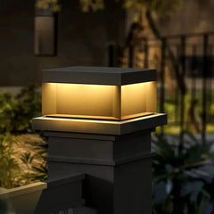 Lámpara solar sobremuro LED IP65 de metal con diseño rectangular para pilar