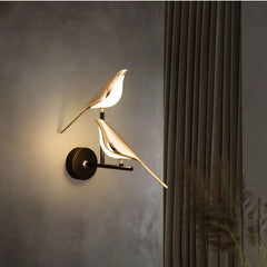 Aplique de pared moderno LED con diseño de pájaro giratorio para dormitorio dorado