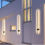 Aplique exterior lineal moderno con LED IP65 y diseño giratorio negro