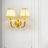 Aplique de pared de latón y tela LED elegante para salón
