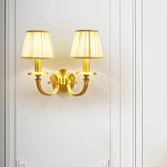 Aplique de pared de latón y tela LED elegante para salón