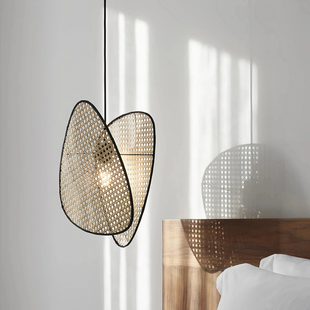 Lámpara colgante de ratán LED con pantalla triangular para mesita de noche