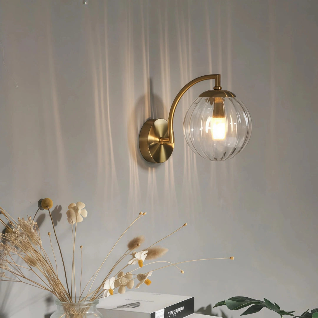 Aplique globo de vidrio moderno con base metálica para dormitorio