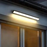 Aplique exterior largo moderno LED IP65 en negro para porche