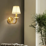 Aplique de pared de latón y tela LED elegante para salón