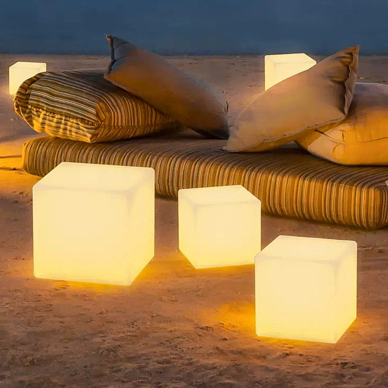 Lámpara de pie solar exterior blanca de forma cúbica para terraza