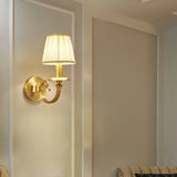 Aplique de pared de latón y tela LED elegante para salón