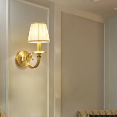 Aplique de pared de latón y tela LED elegante para salón