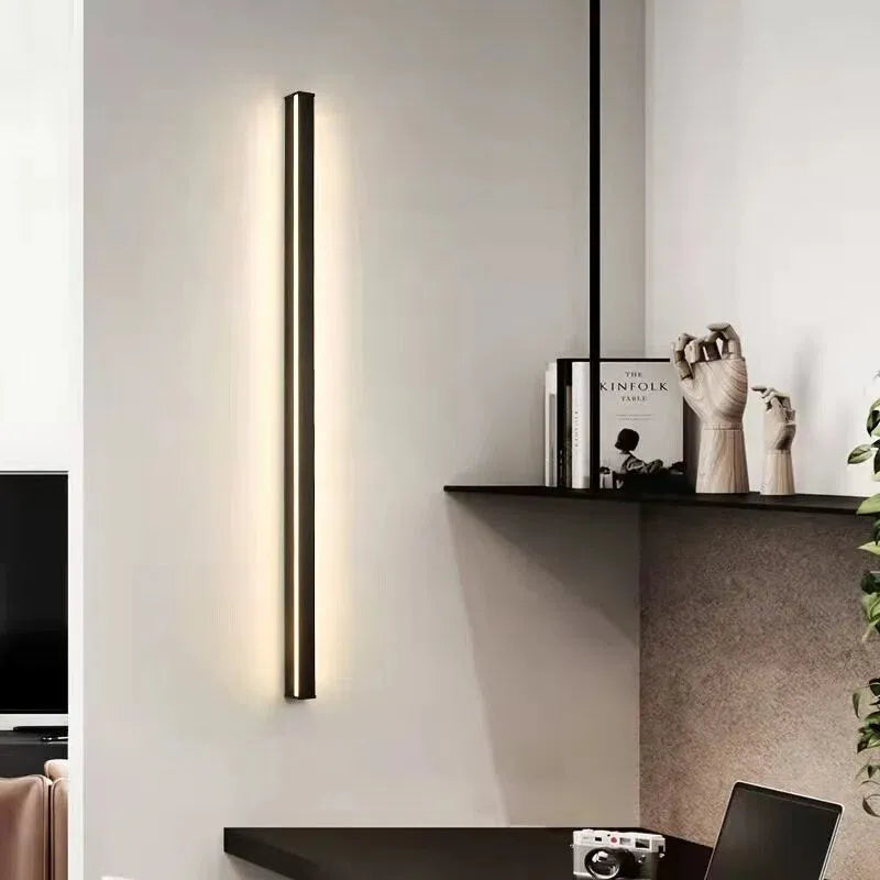 Aplique de pared lineal minimalista LED regulable de metal para salón