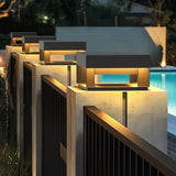Sobremuro solar LED IP65 con diseño moderno rectangular negro para pilar