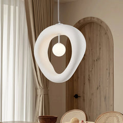 Lámpara colgante orgánica Japandi de resina blanca y vidrio opalino para comedor