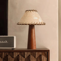 Lámpara de sobremesa vintage de madera con pantalla de pergamino para salón