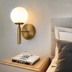Aplique pared con bola de vidrio blanca LED moderno para mesita de noche