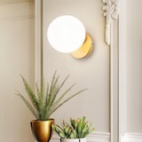 Aplique de pared esfera LED de vidrio con metal dorado para dormitorio