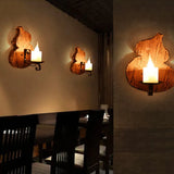 Apliques de pared vintage de madera con velas y cucurbitáceas 