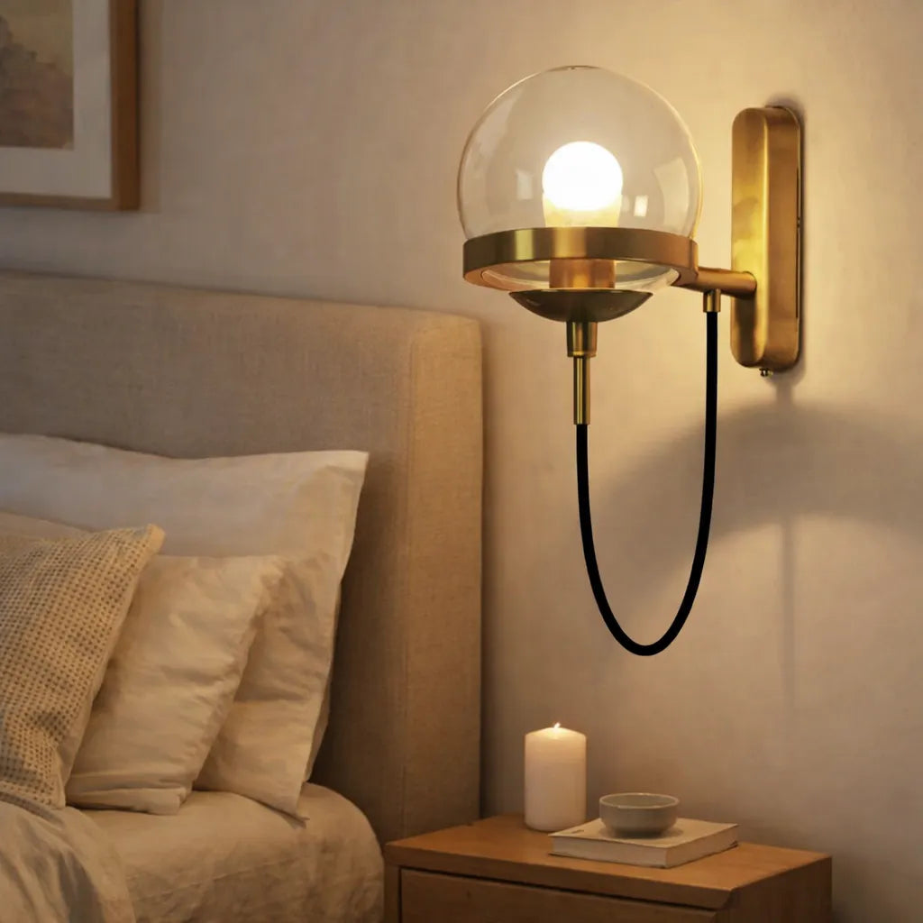 Aplique globo de vidrio vintage con estructura metálica para dormitorio