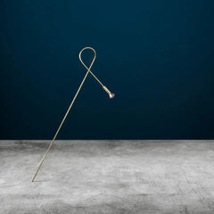 Faroles decorativos para suelo en moderno jardín