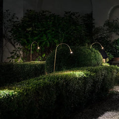 Faroles decorativos para suelo en moderno jardín