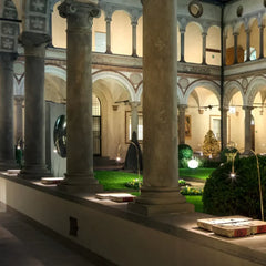 Faroles decorativos para suelo en moderno jardín