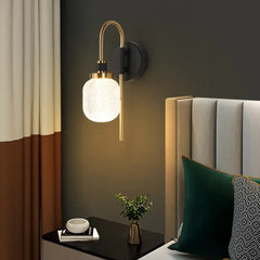 Aplique negro y dorado en dormitorio elegante