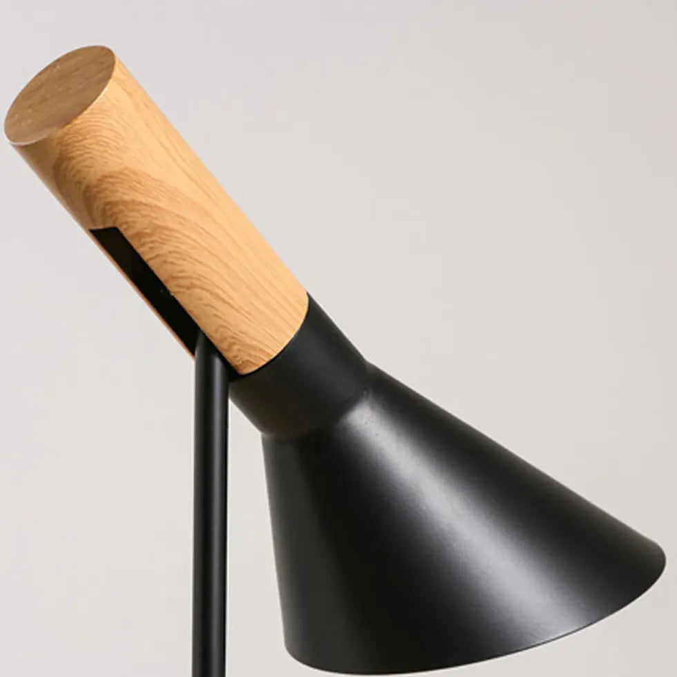 Lámpara de pie delgada de madera en forma de cono de color negro 