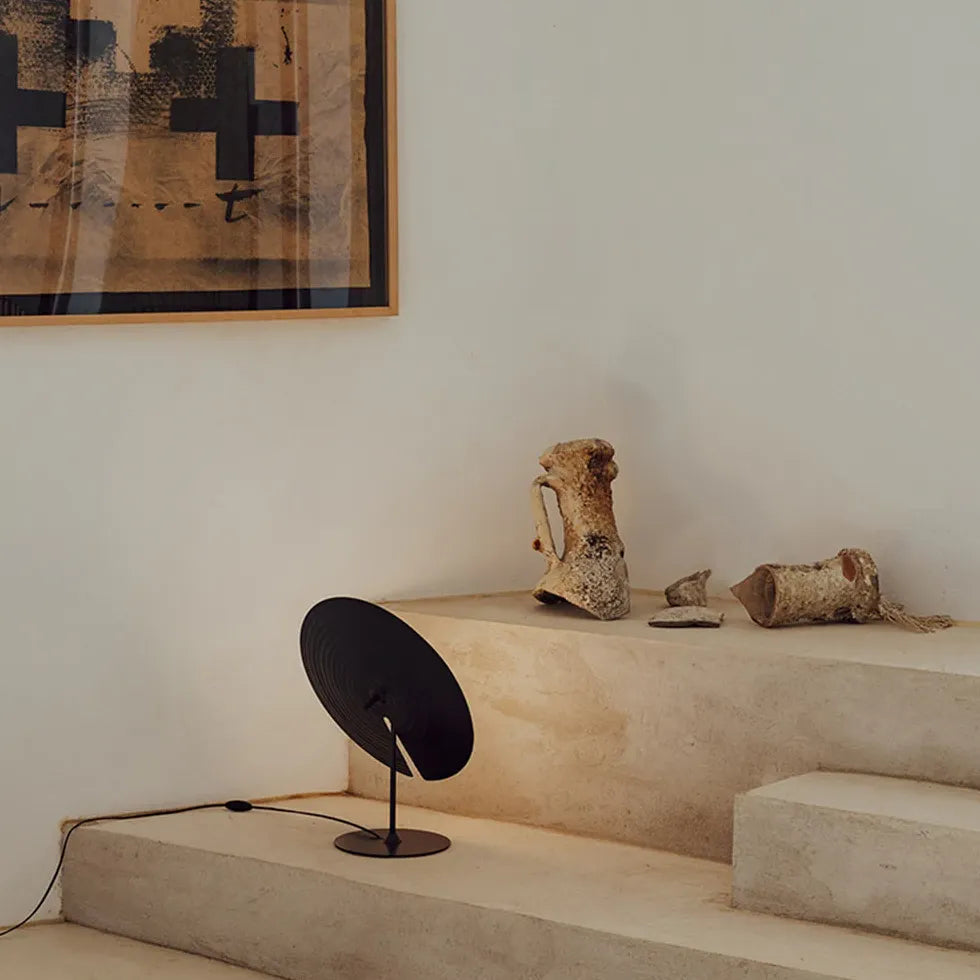 Lámpara de mesa moderna con forma de disco negro de gran tamaño 