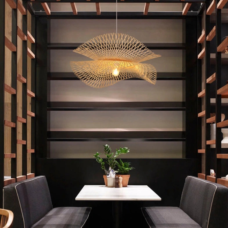 Lámpara colgante de bambú estilo oriental con diseño de sombrero para comedor
