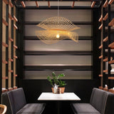 Lámpara colgante de bambú estilo oriental con diseño de sombrero para comedor