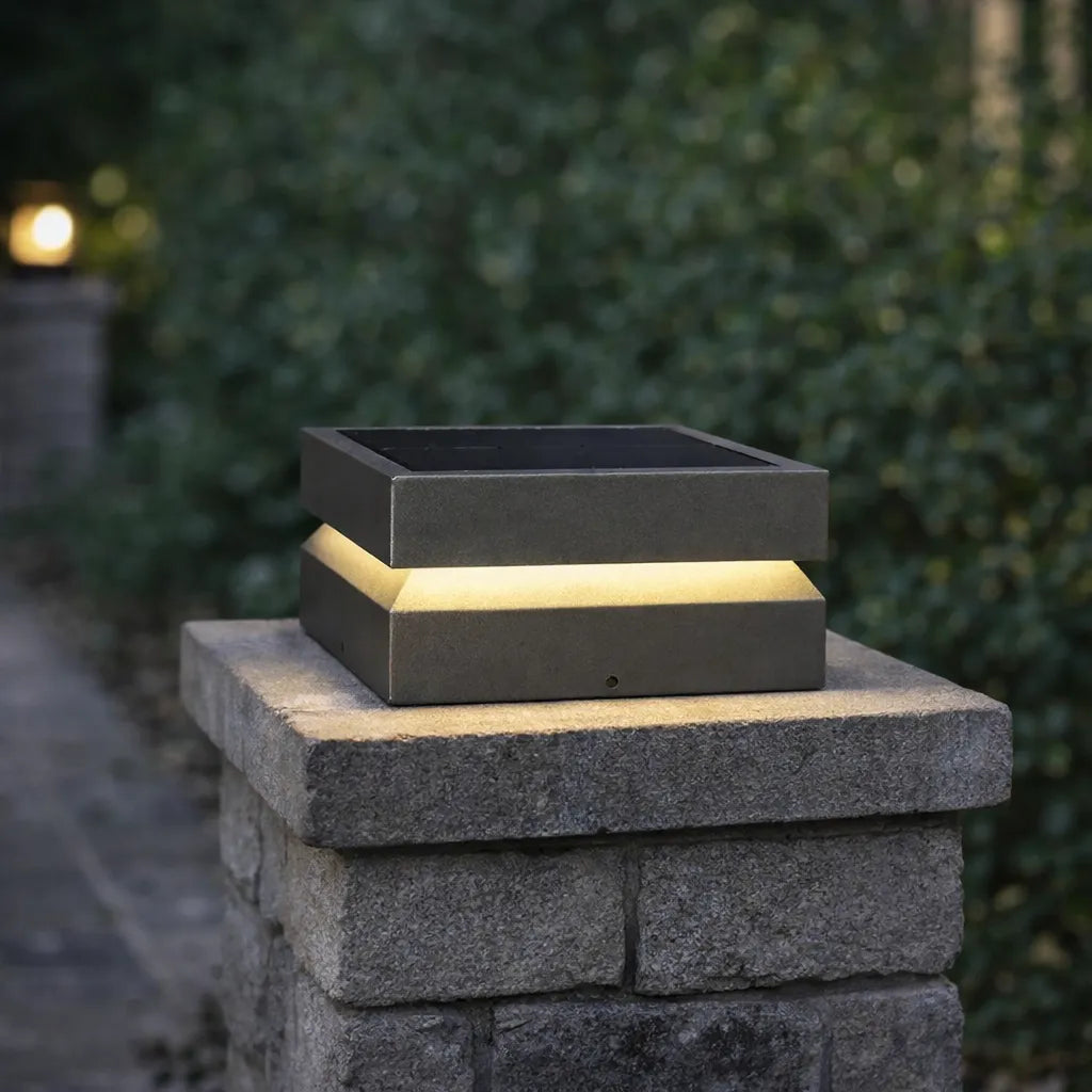 Sobremuro exterior solar LED IP65 con diseño moderno para pilar negro