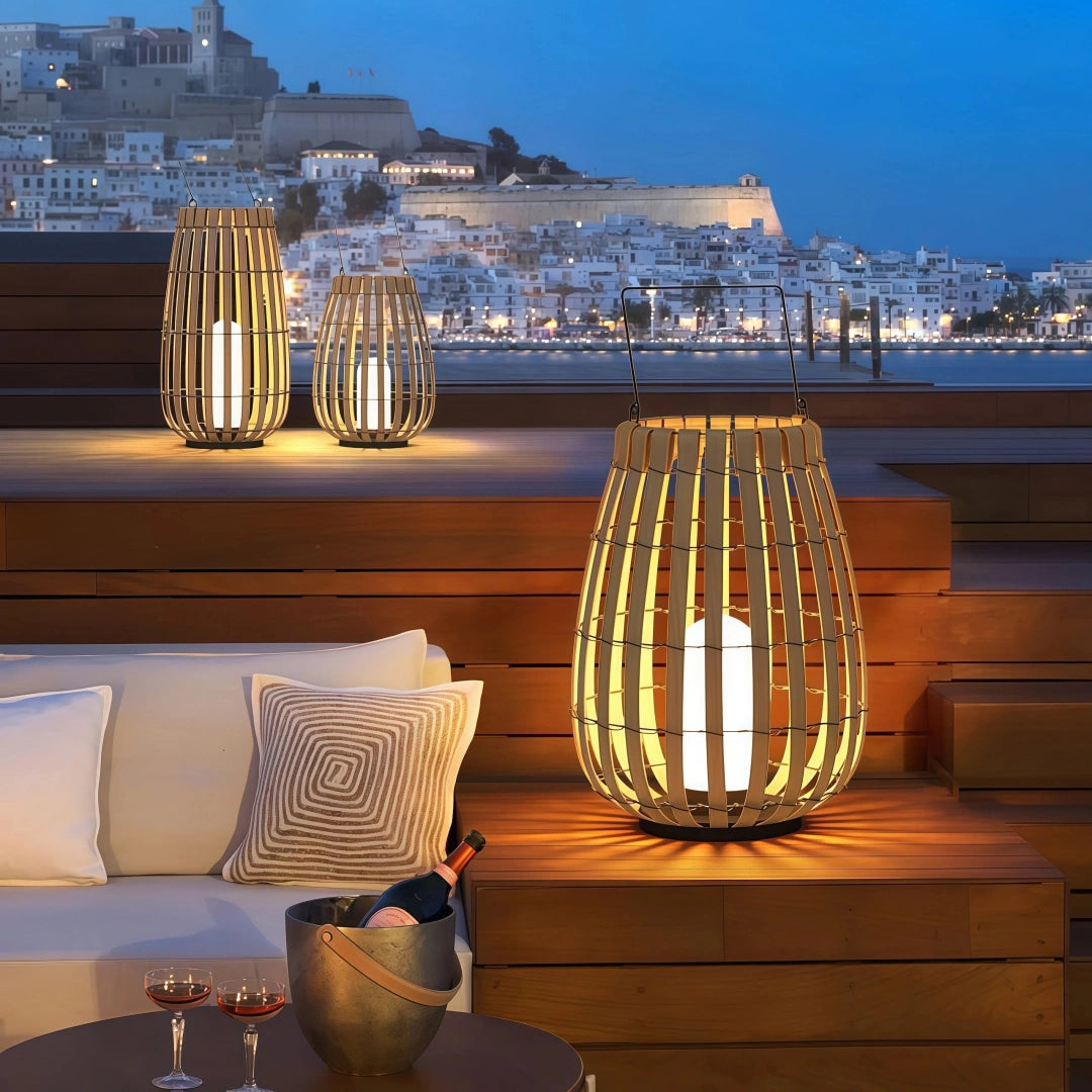 Lámpara solar de pie exterior LED IP65 tipo farol con efecto bambú para terraza
