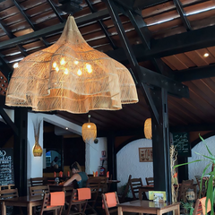 Lámpara colgante de ratán con pétalos estilo boho para comedor