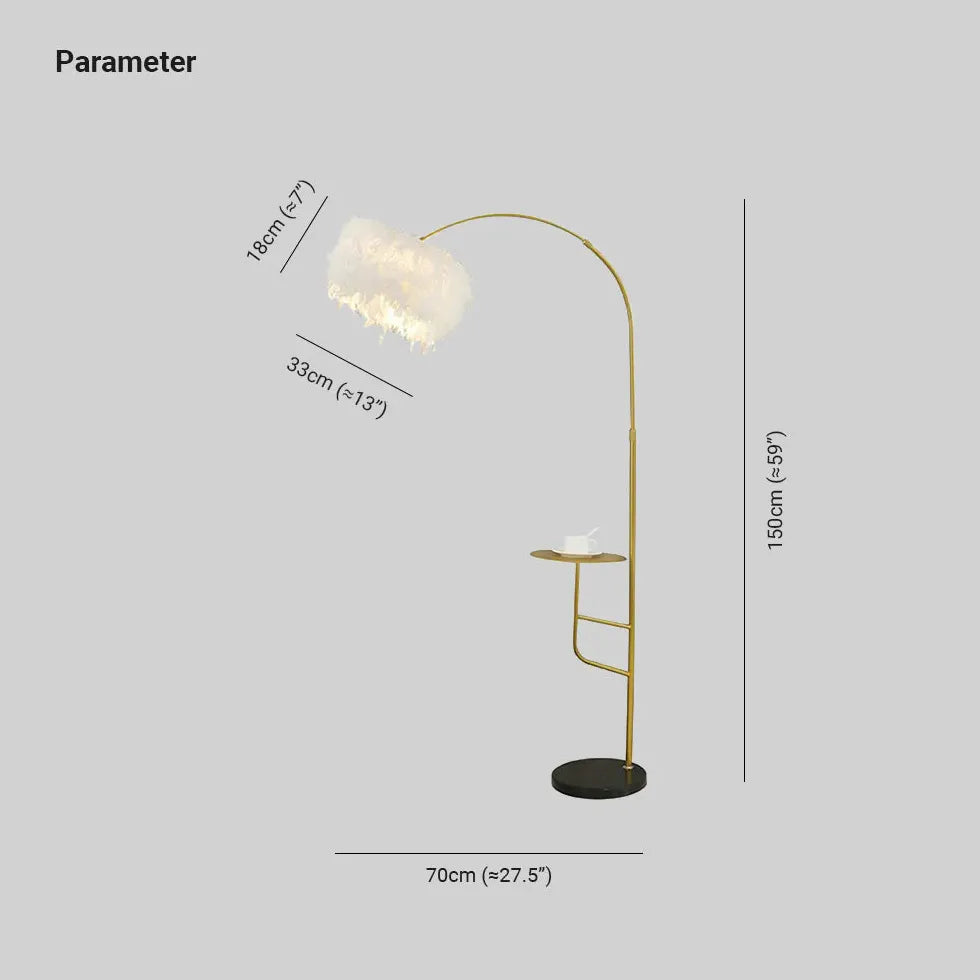 Lámpara de pie con plumas y mesa de centro curva de metal 