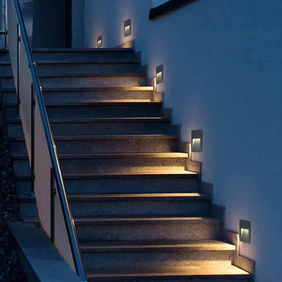 Iluminación de escaleras exteriores con apliques negros