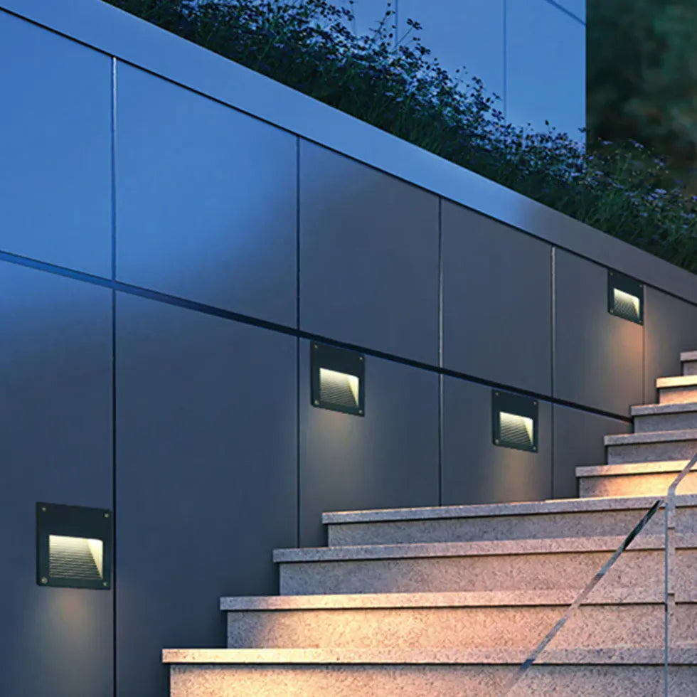 Iluminación de escaleras exteriores con apliques negros