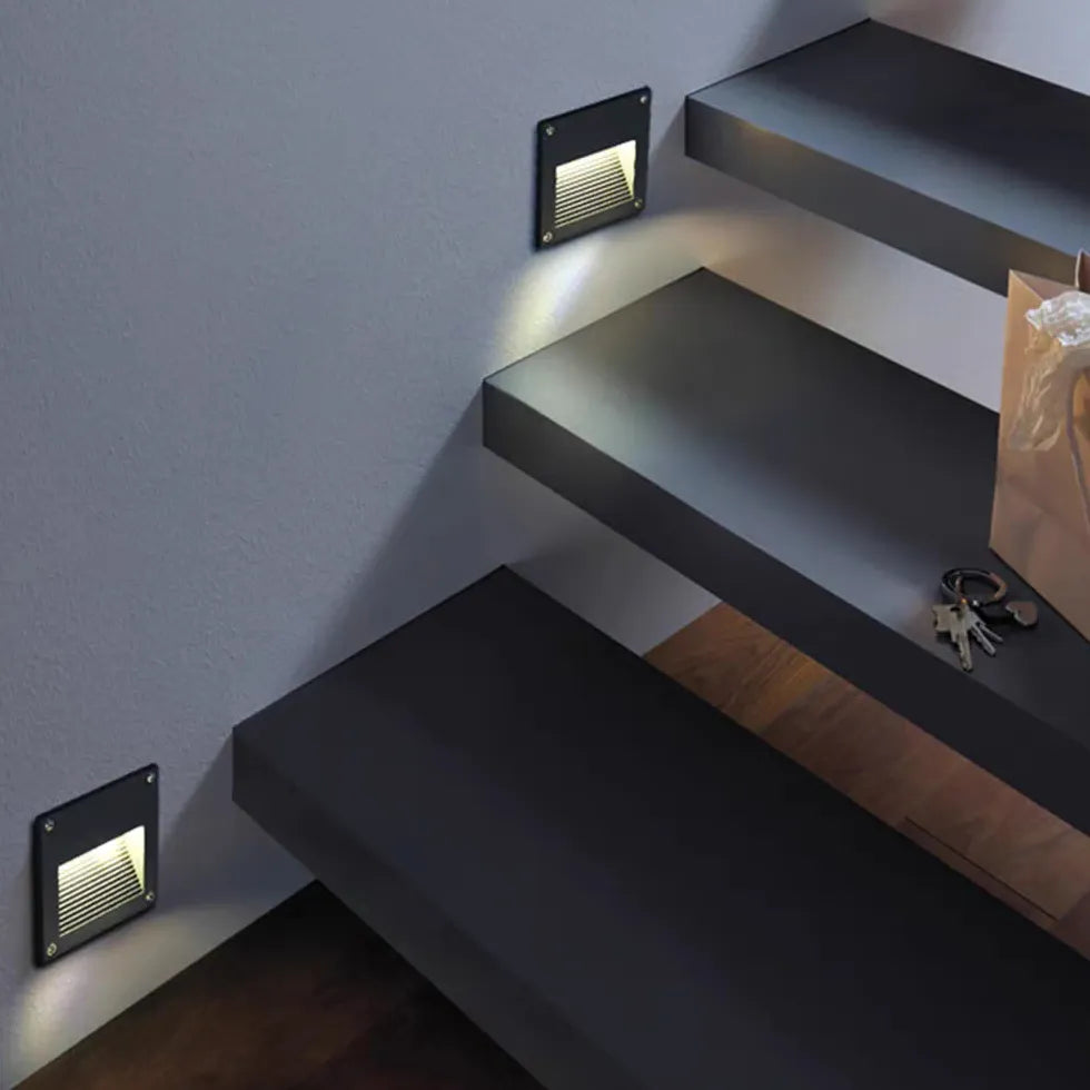 Iluminación de escaleras exteriores con apliques negros