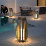 Lámpara solar de pie exterior LED IP65 tipo farol con efecto bambú para terraza