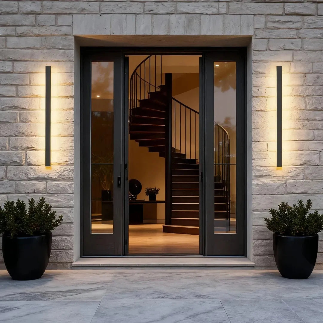 Aplique exterior negro minimalista largo con sensor de movimiento IP65 para porche