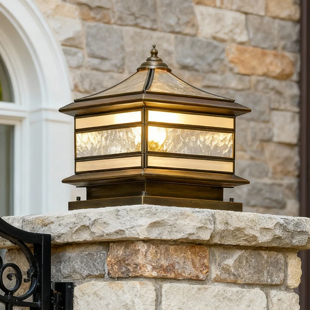 Farol sobremuro exterior solar IP65 vintage en cobre y vidrio para jardín