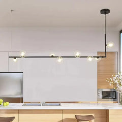 Lamparas sobre isla cocina diseño lineal con esferas modernas